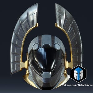 Könnte beinhalten: Ein futuristischer Helm mit silbernen und goldenen Akzenten. Der Helm hat ein dunkles Visier und zwei große, flügelartige Strukturen, die sich nach oben erstrecken. Das Design umfasst geometrische Muster und den Text "Patreon.com/GalacticArmory".