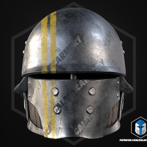 Könnte beinhalten: Ein metallisch grauer Helm mit zwei vertikalen gelben Streifen. Der Helm hat ein Visier und ist genietet. Das Bild enthält den Text "GALACTIC ARMORY" und ein Logo. Der Hintergrund ist dunkel.