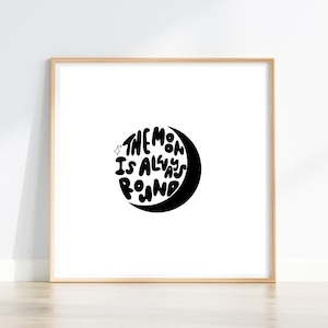 Pode incluir: Uma impressão em preto e branco com o texto "The moon is always round" em forma de lua crescente.