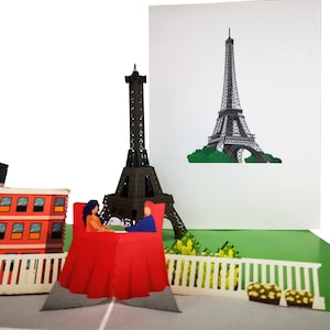 Tarjeta emergente con escena de amor de París