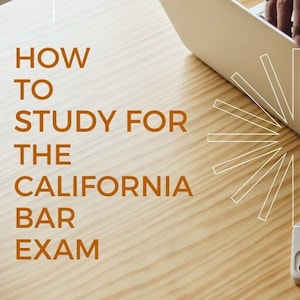 Op de afbeelding: Een houten bureau met een laptop, een plant in een bruine glazen vaas en de tekst "HOW TO STUDY FOR THE CALIFORNIA BAR EXAM" in oranje.