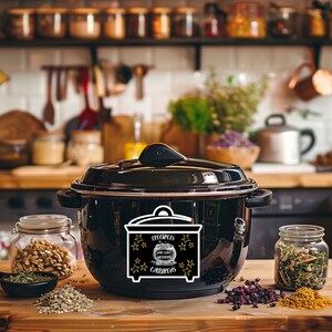 Peut inclure: Casserole électrique noire avec un autocollant blanc qui dit "Les mijoteuses sont juste des chaudrons modernes" avec un chaudron et des étoiles dans le design.