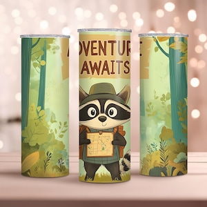 L'aventure vous attend, gobelet maigre 20 oz, raton laveur lunatique avec carte dans la forêt, joli design aventure en plein air, téléchargement numérique