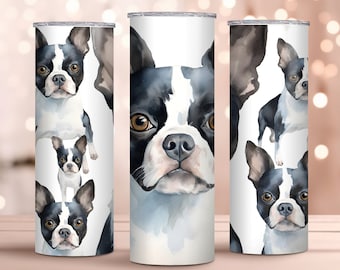 Op de afbeelding: Een witte tumbler met een zwart-wit aquarelpatroon van Boston Terrier honden. De honden zijn in verschillende poses, waaronder een close-up van een hondenkop.