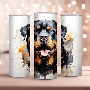 Puede incluir: Tres vasos de acero inoxidable con un diseño de acuarela de la cara de un perro Rottweiler. El perro tiene el pelo negro con marcas marrones y mira directamente al espectador con la boca abierta.
