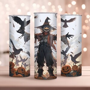 Może przedstawiać: Biały kubek z wzorem o tematyce Halloween przedstawiającym straszak z głową z dyni, kruki i dynie.