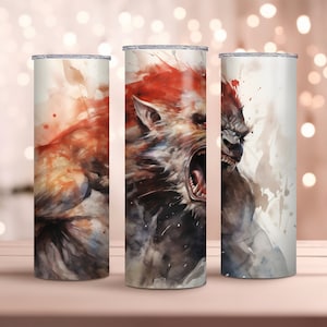 Puede incluir: Tres vasos de acero inoxidable con un diseño de acuarela de un hombre lobo rugiente. El hombre lobo está representado en tonos de rojo, naranja, marrón y gris.