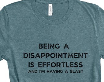 Att vara en besvikelse rolig t-shirt, unisex jersey kortärmad familjehumor t-shirt, sarkastisk t-shirt, tröjor med talesätt