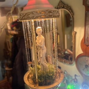 Grande lampada da pioggia a olio della dea greca sospesa della ...