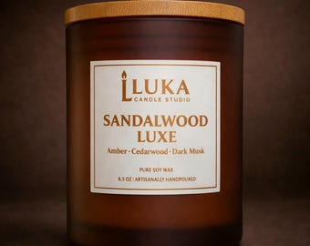 Candela profumata Sandalwood Luxe: legno di cedro, ambra e muschio - candela di soia da 8,5 oz
