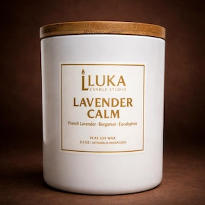 Puede incluir: Taza de cerámica blanca con asa negra y la frase "But First, Coffee" en negro. La taza se muestra sobre un fondo borroso, sugiriendo un ambiente acogedor.