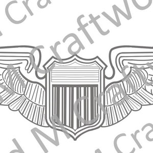 Puede incluir: Un dibujo en blanco y negro de alas de piloto militar con un escudo en el centro. El escudo tiene un diseño a rayas que se asemeja a la bandera estadounidense.