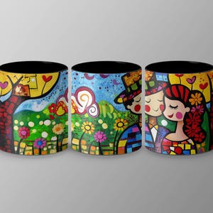 Op de afbeelding: Set van drie keramische mokken met zwarte handvatten en interieurs. Elke mok heeft een levendige, kleurrijke illustratie van een stel, bloemen en een boom, in een grillige, folk art-stijl. De mokken zijn geschikt voor warme of koude dranken.