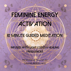 Op de afbeelding: Een paarse achtergrond met een gouden geometrisch ontwerp in het midden. De tekst "FEMININE ENERGY ACTIVATION 10 MINUTE GUIDED MEDITATION INFUSED WITH LIGHT CODES & HEALING FREQUENCIES PRODUCED WITH LOVE BY SAGEFIREANDSTILLNESS" is in goud geschreven.