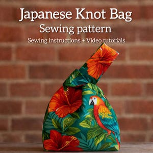 Puede incluir: Un patrón de costura de bolso japonés con instrucciones de costura y tutoriales en vídeo. El bolso presenta un estampado tropical vibrante con flores de hibisco rojas y un loro colorido sobre un fondo turquesa.