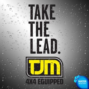Op de afbeelding: Een grafisch ontwerp met de zwarte tekst TAKE THE LEAD boven een geel en zwart TJM-logo met de tekst 4X4 EQUIPPED eronder. De achtergrond is een grijs verloop met waterdruppels en een blauwe water resistant badge in de hoek.