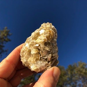 Racimo de mica dorada natural