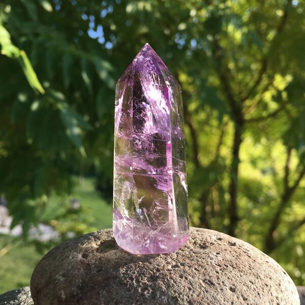 Punto de amatista - Tamaño 2.5-3.5 pulgadas. La majestuosa piedra preciosa púrpura que captura la esencia de la tranquilidad y la belleza espiritual.