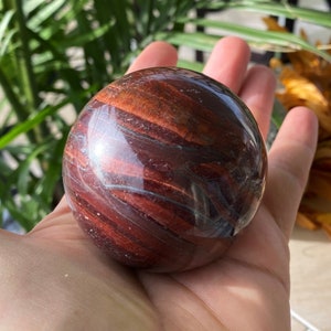 Esfera mediana de ojo de tigre rojo - Tamaño 2,5 pulgadas - Piedra de motivación, coraje y confianza que se cree que mejora la motivación, el coraje y la vitalidad