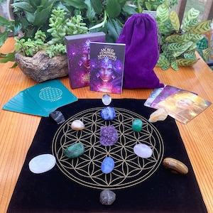 Cubierta de oráculo del despertar femenino sagrado y juego de 13 compañeros de cristal: con un paño de rejilla de terciopelo de vida o flor GRATIS y una bolsa de terciopelo