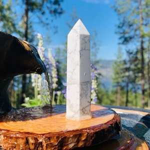 Howlite Punkt- Größe 3-4inch. Verbessert Geduld, Selbstbewusstsein und inneren Frieden. Fördert positive Kommunikation und Selbstausdruck.