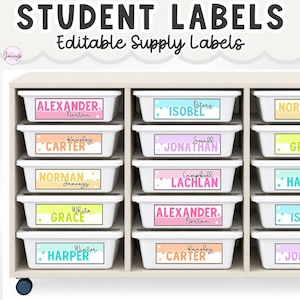 Puede incluir: Un mueble de almacenamiento blanco con múltiples compartimentos, cada uno con un contenedor blanco etiquetado con el nombre de un estudiante. Las etiquetas presentan colores pastel y el texto "STUDENT LABELS Editable Supply Labels". Las etiquetas incluyen nombres como Alexander, Isobel y Carter.