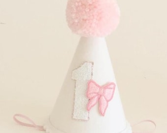 Coquette Birthday Hat Pink Bow Party Accessory First Celebration Headwear Pom Crown Design Baby Girl Photoshoot Prop Cute Cone Smash Cake