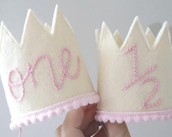 Geborduurde eerste verjaardag kroon baby halve viering zendspoel peuter foto prop prinses verjaardag accessoire handgemaakte geborduurde één hoed