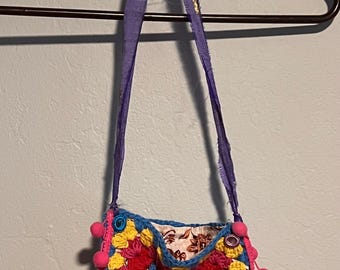 Grandma Square Tasche mit Pom Poms Häkeln | Handgemachte Boho häkeln Umhängetasche | Bunte gehäkelte Hippie Geldbörse | One of a Kind Tasche