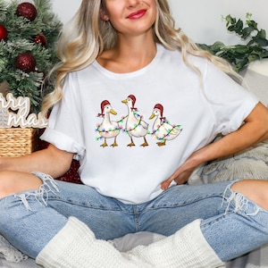 遊び心のあるアヒルのスウェットシャツ、サンタの帽子をかぶったかわいい小さなアヒルのパーカー、クリスマスの農場の動物のTシャツ、パーソナライズされたクリスマスシャツ