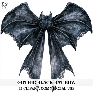 Op de afbeelding: Illustratie van een zwarte gotische vleermuisstrik met vleugelvormige details en kanten rand. De strik heeft een gedetailleerd middenontwerp en lange, vloeiende linten. De tekst onderaan luidt "GOTHIC BLACK BAT BOW" en "12 CLIPART, COMMERCIAL USE."