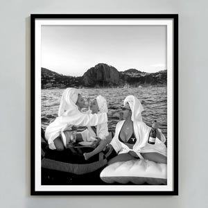 湖畔でパスタを食べる女性のプリント、ワインポスター、バーカートのウォールアート、白黒写真プリント、ダイニングルームの装飾、スパゲッティポスター