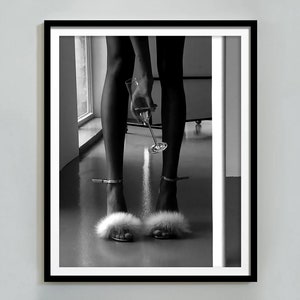 ワインを飲む女性のプリント、バーカートのポスター、白黒、ファッション写真、印刷可能なハイプビーストのウォールアート、部屋の装飾、デジタルダウンロード