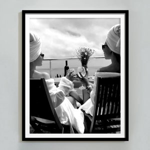 ビーチでワインを飲む女性たちのプリント、夏のポスター、白黒、バーカートのウォールアート、ファッションプリント、写真プリント、デジタルダウンロード