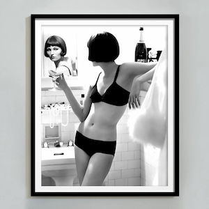 バスルームでワインを飲む女性のポスター、白黒、ビンテージ写真、バーカートプリント、ハイプビーストウォールアート、十代の女の子のバスルームの装飾