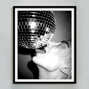 Frau mit Diskokugel Print, feministisches Poster, schwarz weiß, trendige Wandkunst, Modefotografie, maximalistisches Schlafzimmer Dekor, digitaler Download