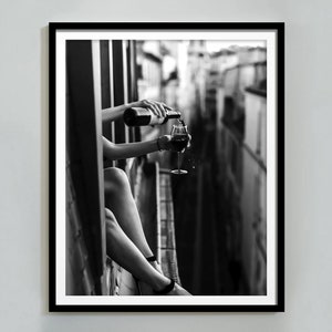 窓辺でワインを飲む女性のプリント、フェミニストポスター、白黒ウォールアート、バーカートプリント、アルコールポスター、マキシマリストルームデコレーション