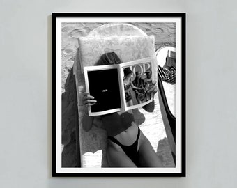 Woman Reading Magazine Print, Affiche d’été, Noir et Blanc, Art mural de mode de luxe, Photographie de plage, Décoration de chambre de filles, Téléchargement numérique