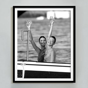 Kendall Jenner Pije Wino Wydruk, Bar Cart Wall Art, Czarno-biały, Plakat Mody, Fotografia Plażowa, Plakat Letni, Pobieranie Cyfrowe
