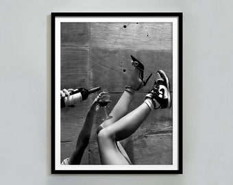 Frau trinkt Wein in Sneakers Print, feministisches Poster, Bar Cart Wandkunst, schwarz und weiß, Alkohol Poster, Maximalist Teen Girl Room Decor