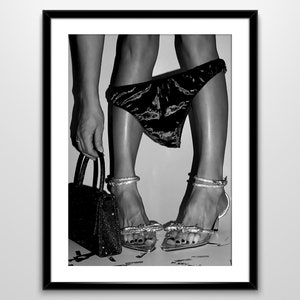 Impresión de moda en blanco y negro: Tacones glamurosos, bolso y piernas de mujer (Descarga digital)