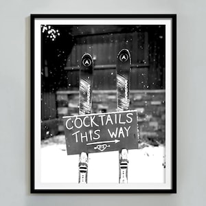Cócteles por aquí, póster vintage de esquí, blanco y negro, arte de esquí, impresión de carrito de bar, arte mural retro de esquí, decoración de cabañas de esquí, descarga digital