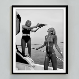 ビーチでワインを飲む女性のプリント、フェミニストポスター、バーカートプリント、白黒、アルコールウォールアート、独身パーティーの装飾、バーポスター