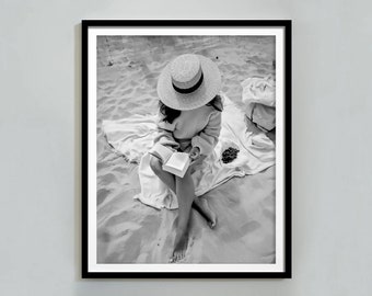 Impressão de praia: Mulher lendo, fotografia costeira em preto e branco (download digital)