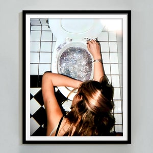 Impresión de chica bebiendo en el baño, arte de pared para baño, póster feminista, póster vintage para bar, decoración de baño para chicas, fiesta disco, descarga digital