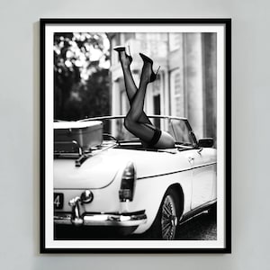 Póster de tacones altos en coche clásico, impresión feminista, blanco y negro, arte mural de moda, fotografía vintage, decoración maximalista, descarga digital