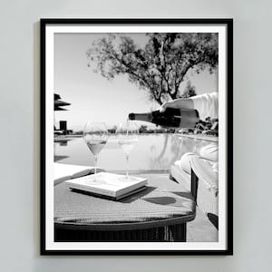 Wino w basenie Wydruk, Bar Cart Wall Art, Czarno-biały plakat, Fotografia w stylu vintage, Wydruk koktajlowy, Plakat z alkoholem, Modna sztuka ścienna