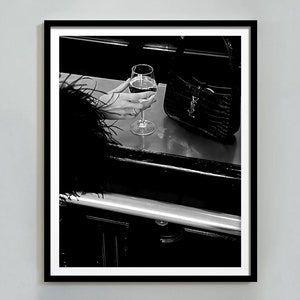 バーでワインを飲む女性のプリント、白黒、高級ファッションポスター、アルコールウォールアート、ハイプビーストポスター、バーカートプリント、パブの装飾