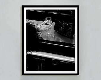 Frau trinkt Wein Print: Schwarz weiss Barwagen Deko (Digitaler Download)