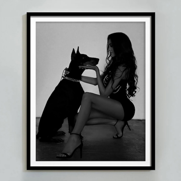 Femme avec affiche Doberman, noir et blanc, art mural de luxe, impression de mode, art mural de chien de créateur, décor de salle Hypebeast, téléchargement numérique